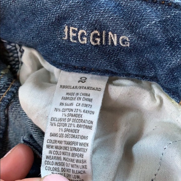 Size 2 American eagle distressed skinny jeans - Picture 6 of 7